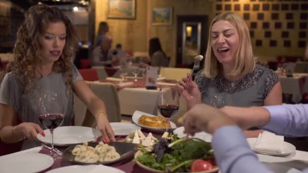 Компания ужинает в ресторане — стоковое видео