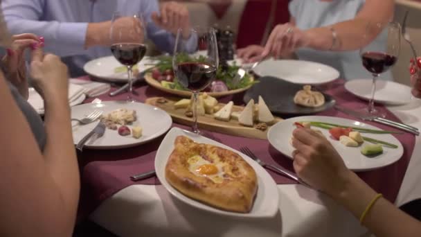 Menschen essen traditionelle usbekische Gerichte im Restaurant — Stockvideo