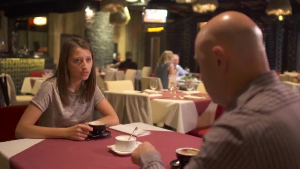 У взрослых людей свидание в ресторане. — стоковое видео