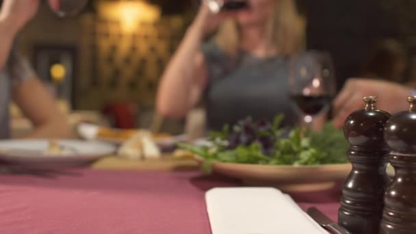 Kelner przyniesie grillowane żeberka do spółki osób w restauracji — Wideo stockowe