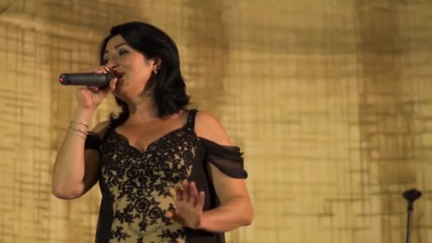Kobieta śpiewa piękne piosenki na etapie w restauracji — Wideo stockowe