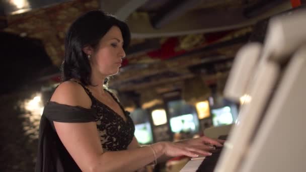 Erwachsene Dame spielt Klavier — Stockvideo