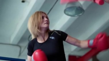 Adam eğitim kadın darbeler, precisions çalışmak üzere şehriye kullanımı Traainer