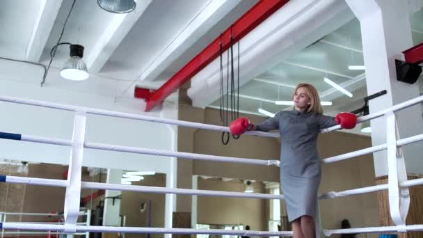 Hermosa Mujer Negocios Vestido Guantes Boxeo Ring Boxeo Mujer Queda — Vídeo de stock