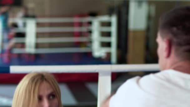 Mujer con guantes de boxeo entrenando con entrenador — Vídeo de stock