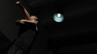 Sportrs kadın vücudu germe