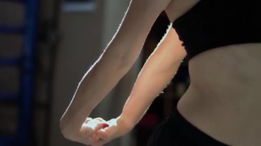 Kadın siyah spor salonunda vücudu germe