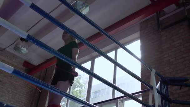 スポーツ女性は太陽に対してボクシングのリングでジャンプ ロープ ジャンプします。 — ストック動画