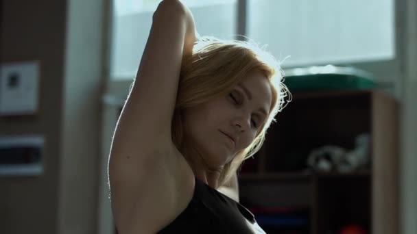 Mulher bonita esticando seu corpo antes do treinamento — Vídeo de Stock
