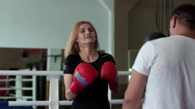 Güzel kadın eğitmen el ile boks ring adlı isabet