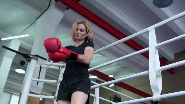 Mulher Exausta Irritada Cansada Caixa Jogar Fora Suas Luvas Boxe — Vídeo de Stock