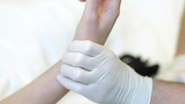 Лікар перевіряє пульс рукою — стокове відео