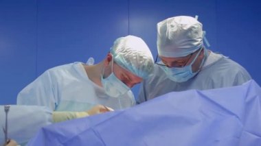 Cerrahlar koruyucu üniforma ve maske bir hastanede işlem yapma