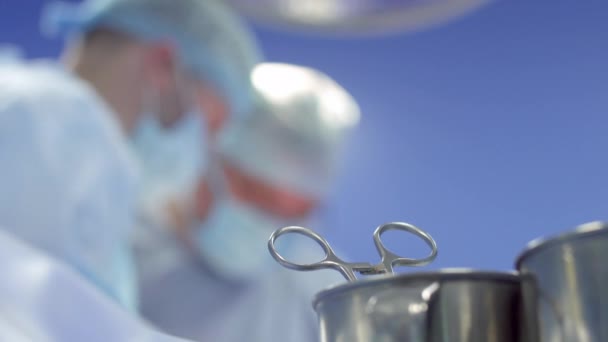 2 つの外科医が手術室で操作を行う — ストック動画