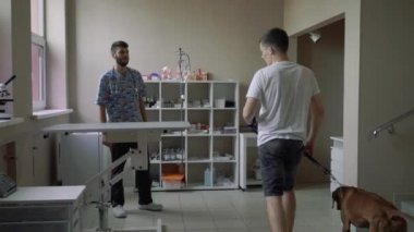 Adam bir köpek tasması bir veteriner kliniğine yol açar