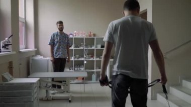 Genç adam bir köpek tasması bir veteriner kliniğine yol açar