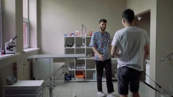 Le type avec le chien est venu chez le vétérinaire. 