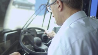 Yetişkin adam traktör kabin inceler