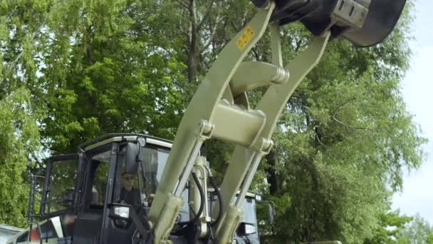 Joven sentado en tractor — Vídeos de Stock