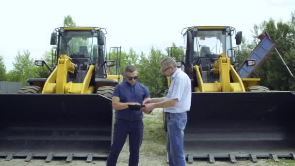 Bonden har precis köpt en ny traktor — Stockvideo