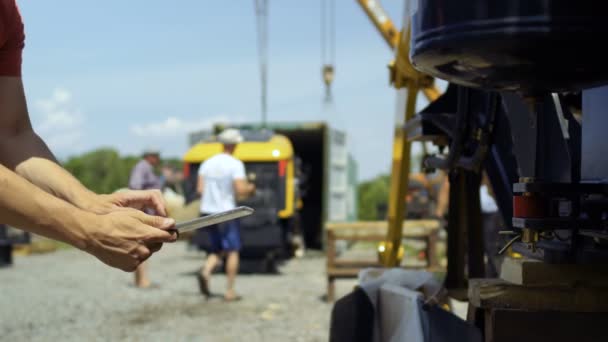 Μηχανικός χρησιμοποιώντας tablet σε θολή φόντο της αποστολής φορτίου σε εμπορευματοκιβώτιο — Αρχείο Βίντεο