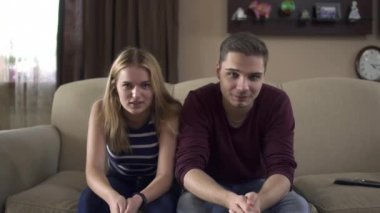 Genç arkadaşlar evde futbol izlerken