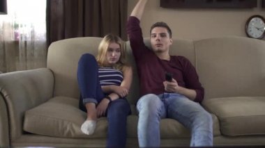 Adam kız arkadaşı hugs ve onunla birlikte evde seyretmek tv