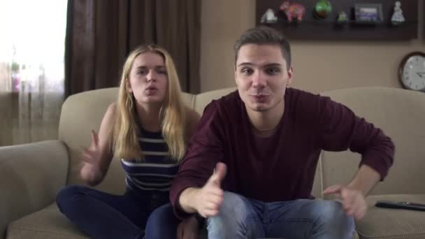 Jonge mensen voetbal kijken samen thuis — Stockvideo
