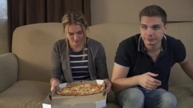 Kanepede pizza oturur bir kutu ile genç çift