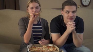 Kanepede pizza oturur bir kutu ile genç çift
