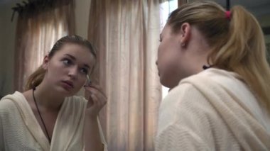 Bir ayna önünde büyüleyici genç sarışın