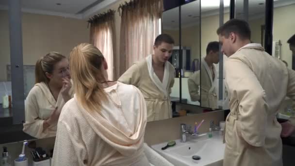 Vonzó a fiatal pár, a fürdőszobában — Stock videók