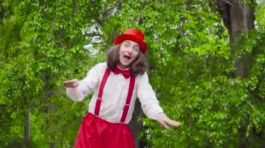 MIM parkta yürüyor