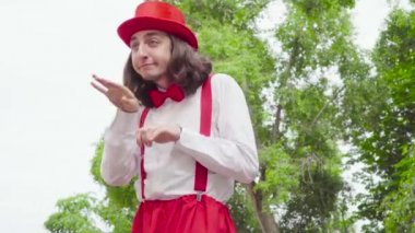 Genç MIME parkta yamuk