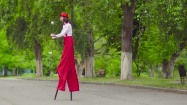 Tahta bacaklar ve hokkabazlık komik MIME yürür