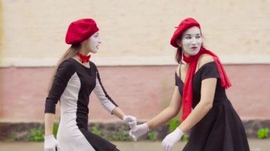 Komik giyimli pandomim perfomance building yakınındaki olun