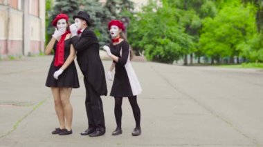 Üç komik pandomim şehir sokak hareket