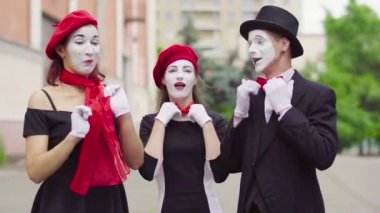 Üç komik pandomim sahneleri şehrin sokak oynamak