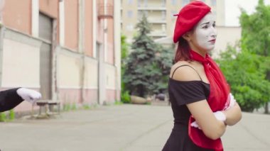 Pandomim birkaç performans sokakta yapmak