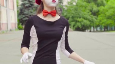 MIME kız sürüş araba taklit ediyor.