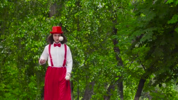 Mime está haciendo malabares en el parque — Vídeos de Stock