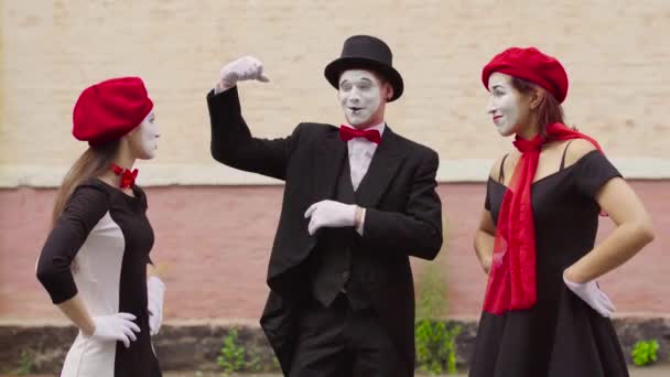 Mimes make perfomance near building — Stock Video