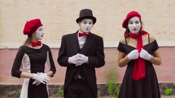 Vtipné oblečení pantomimy, aby vystoupení poblíž budovy — Stock video
