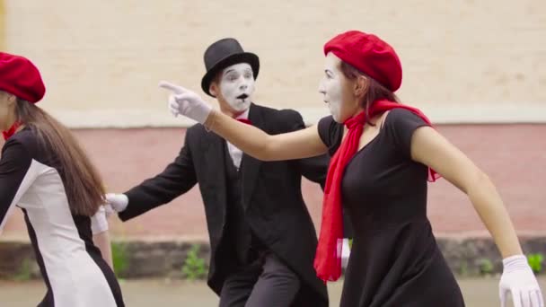 Vicces pantomimeseivel, hogy a teljesítési épület közelében — Stock videók