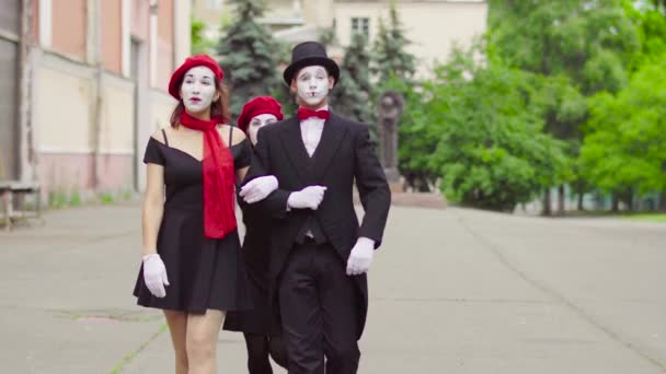 Drie grappige mimespelers spelen scènes in de stad straat — Stockvideo
