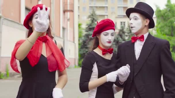 Tre komiska mimare act i staden gatan — Stockvideo