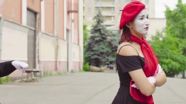 Casal de mimes fazer o desempenho na rua — Vídeo de Stock