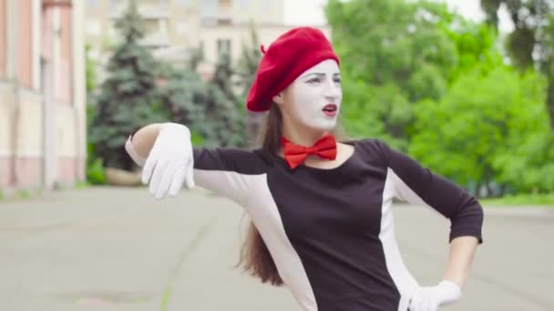 Mime fille appuyé contre le mur invisible — Video