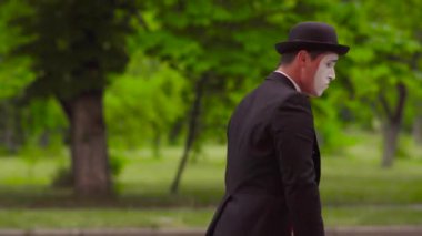 Komik MIME perfomance parkta mı