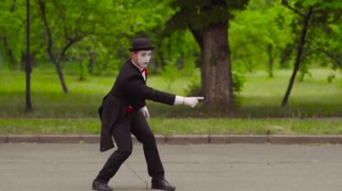 MIME trenler görünmez köpek parkta